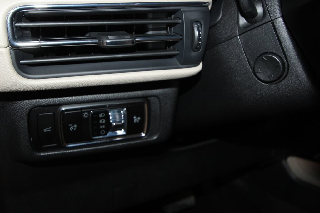 Used 2025 Lincoln Corsair AWD w/ Equipment Group 101A image 9