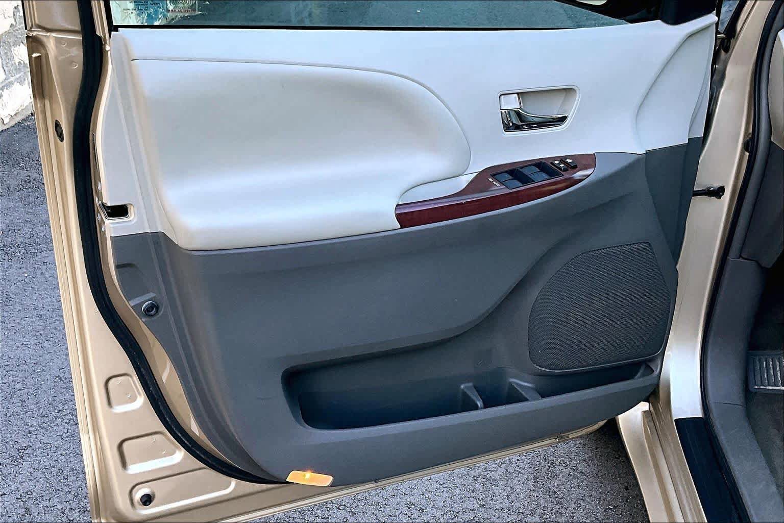 Used 2013 Toyota Sienna XLE FWD image 22