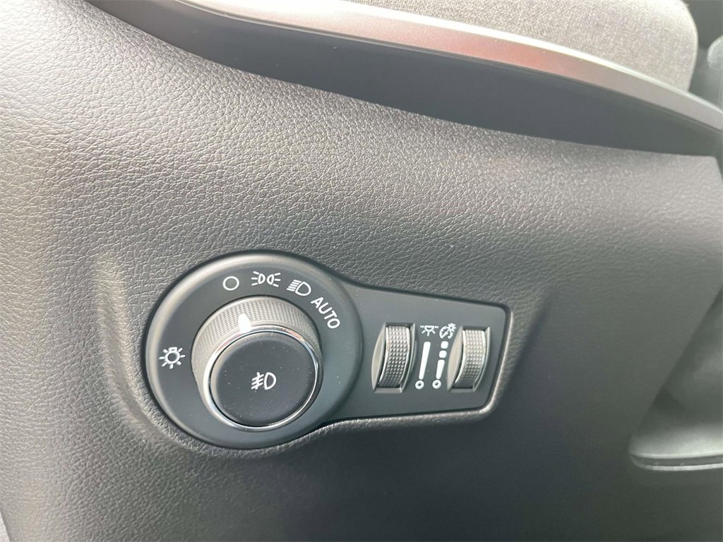 Used 2024 Jeep Compass Latitude image 13