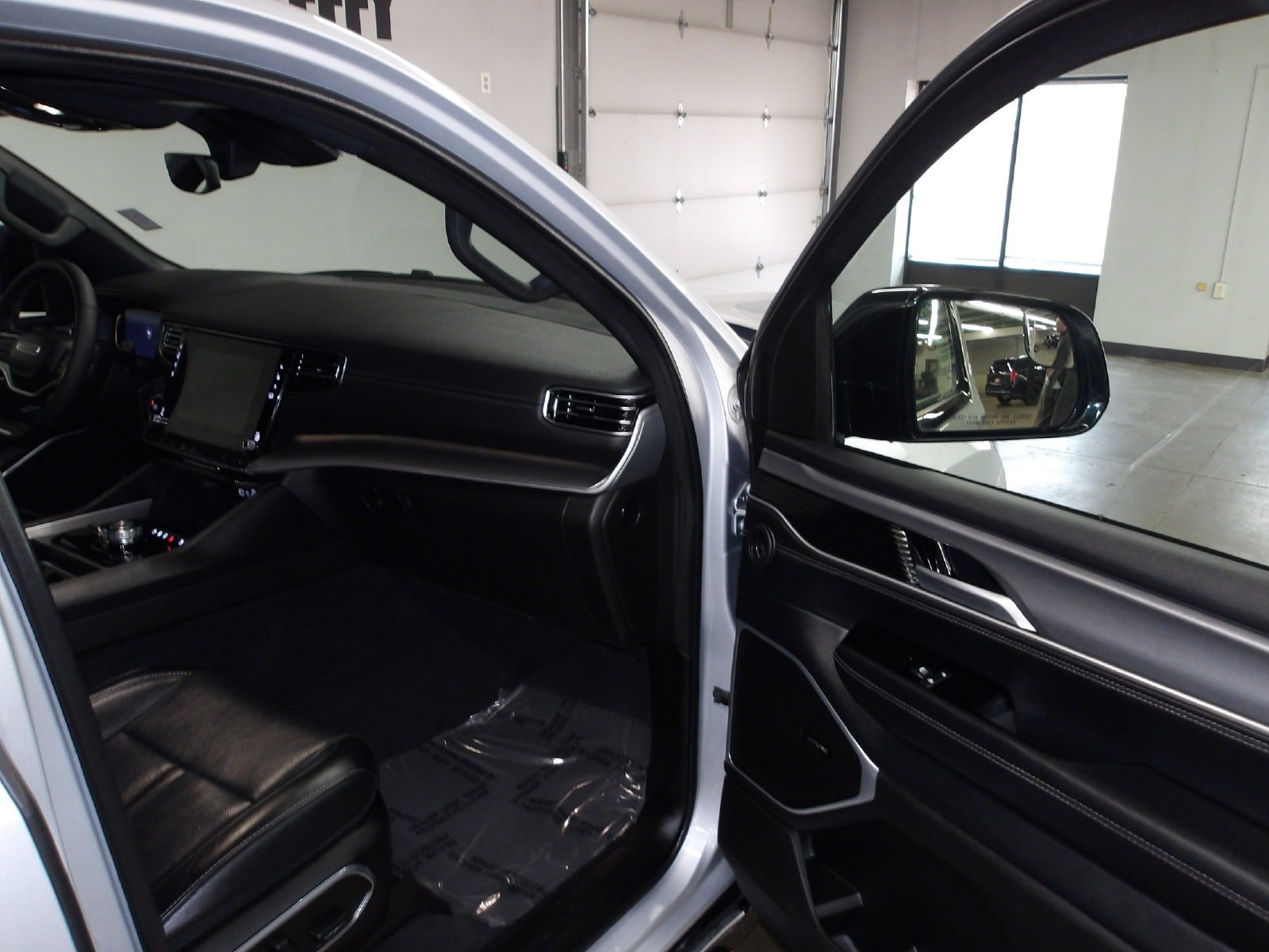 Used 2025 Jeep Wagoneer 4WD image 14