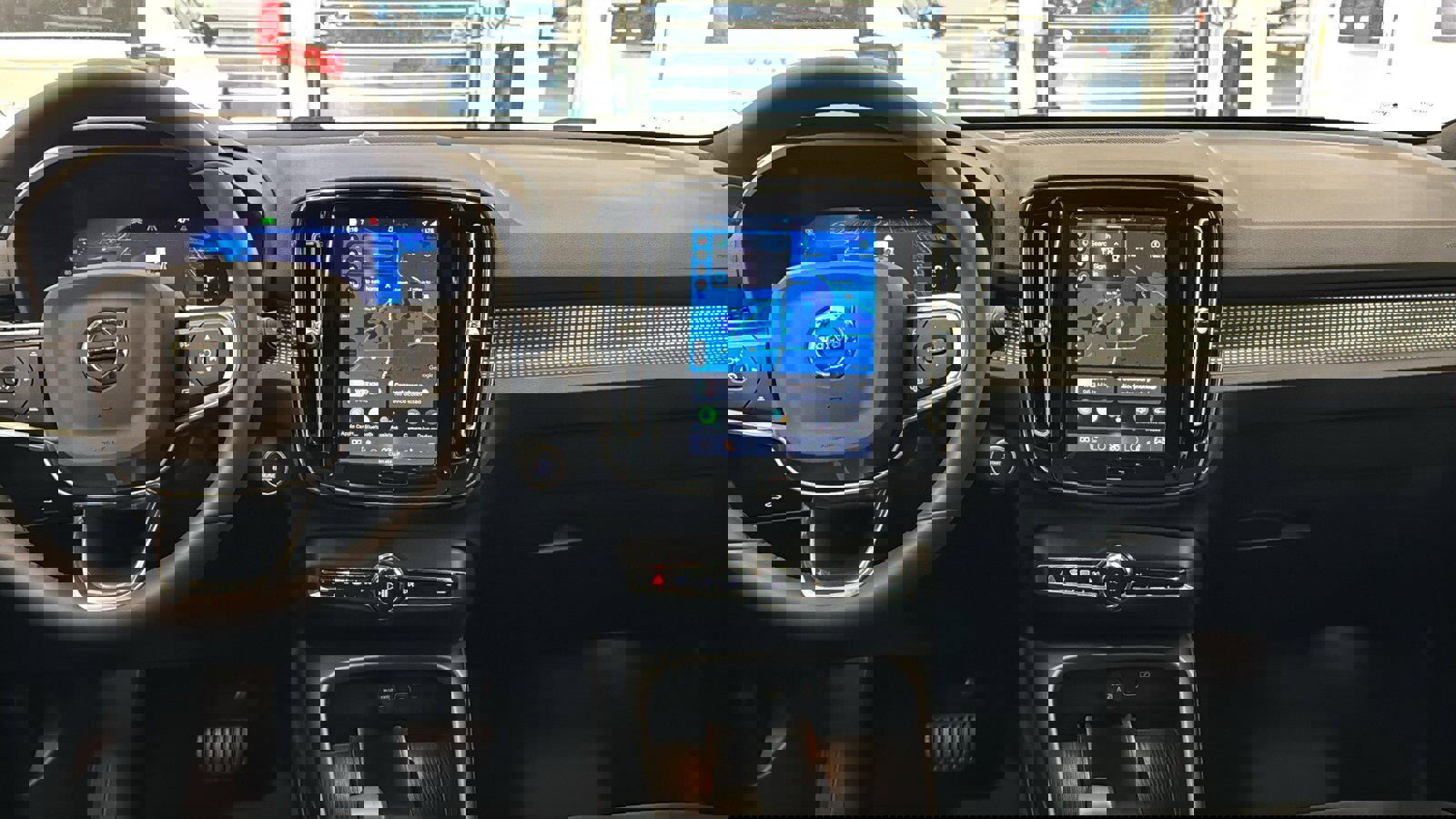 Used 2023 Volvo XC40 B5 Ultimate w/ Climate Package image 11