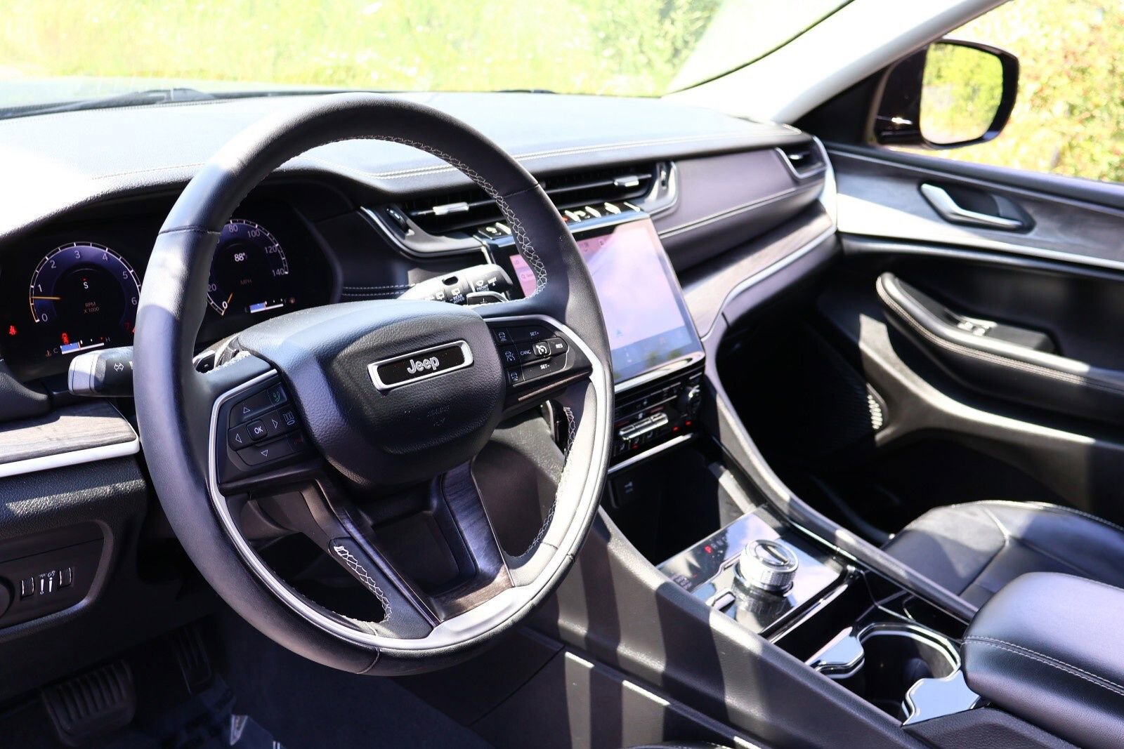 Used 2023 Jeep Grand Cherokee Limited image 32