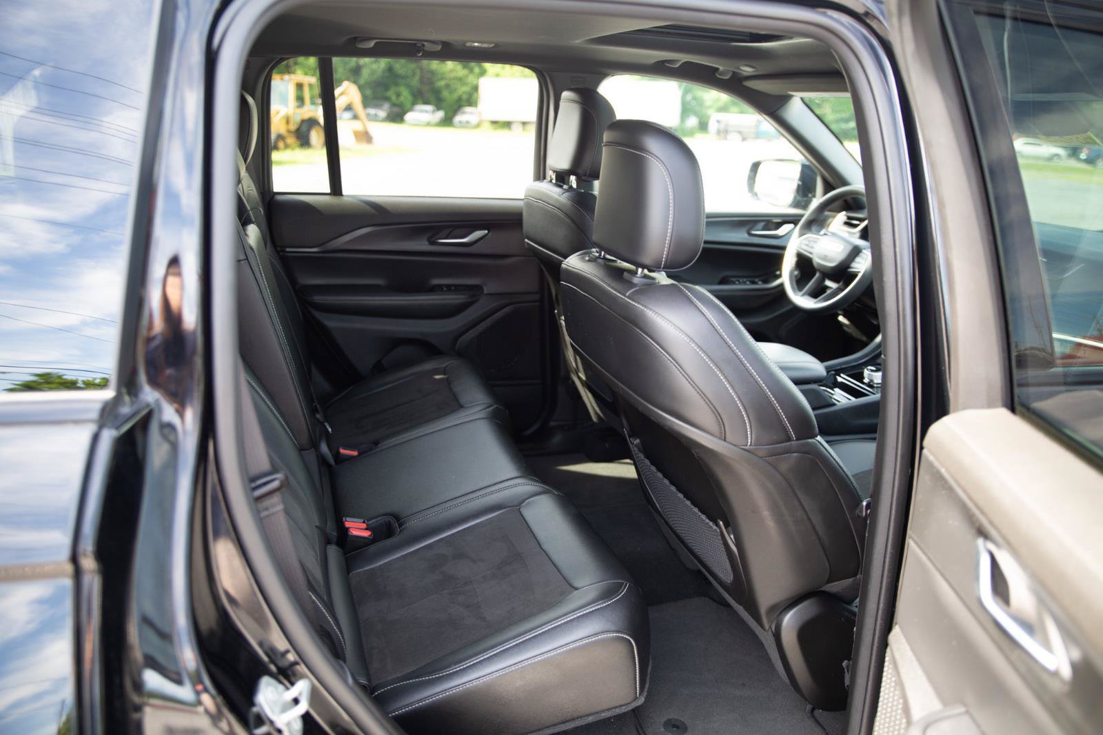 Used 2023 Jeep Grand Cherokee Altitude AWD/4WD image 23