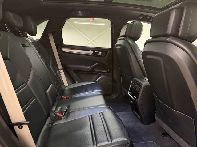 Certified 2023 Porsche Cayenne Platinum Edition image 27