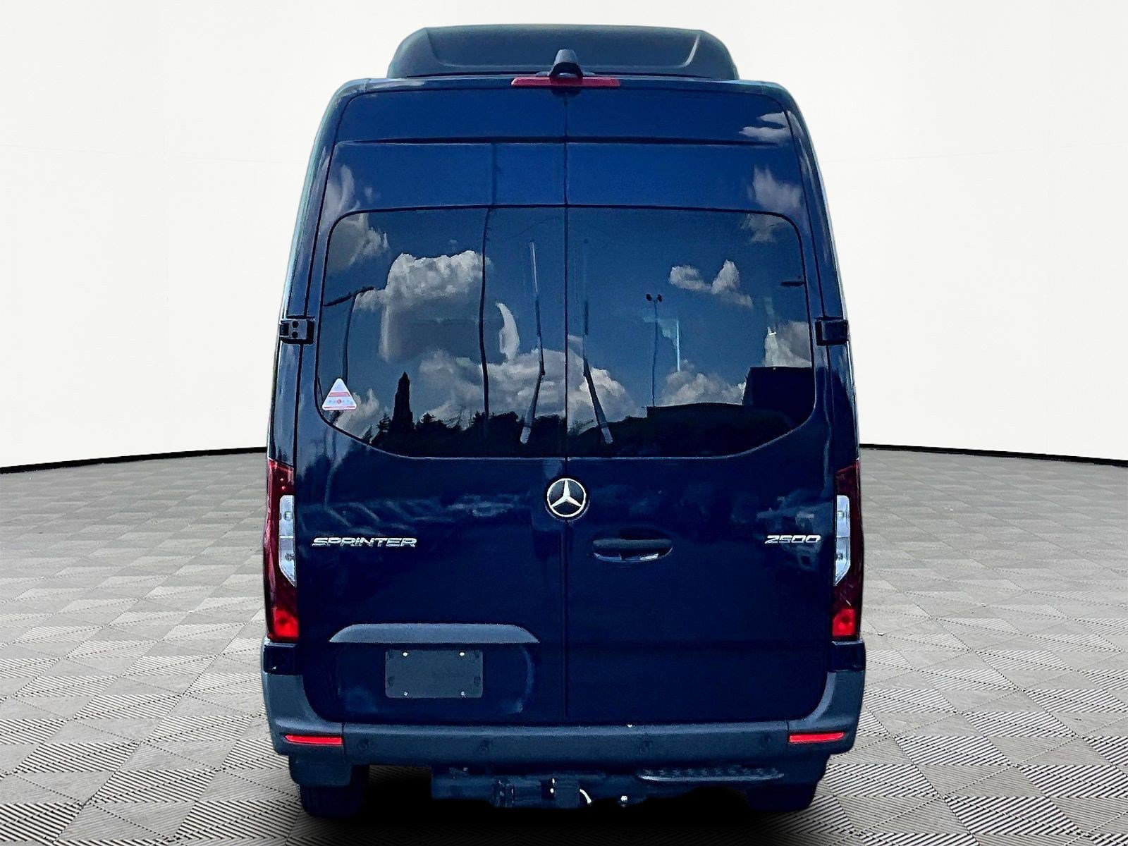 Used 2024 Mercedes-Benz Sprinter 2500 image 5