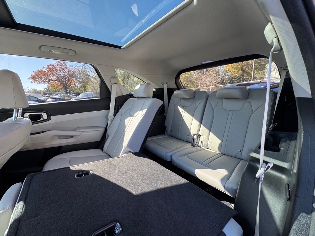 Used 2025 Kia Sorento S w/ Panoramic Sunroof Package image 11
