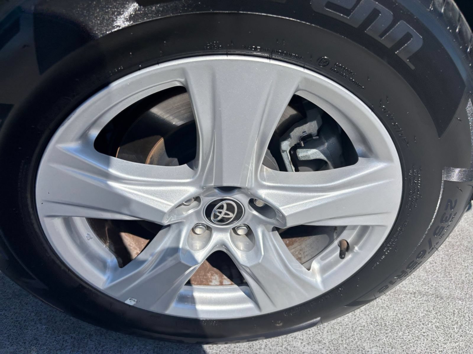 Used 2025 Toyota Highlander LE FWD image 31