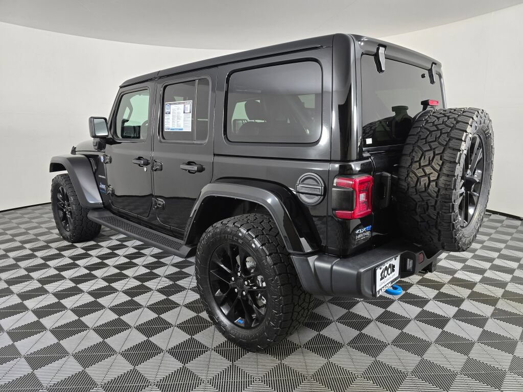 Used 2023 Jeep Wrangler Unlimited Sahara w/ Cold Weather Group AWD/4WD image 5