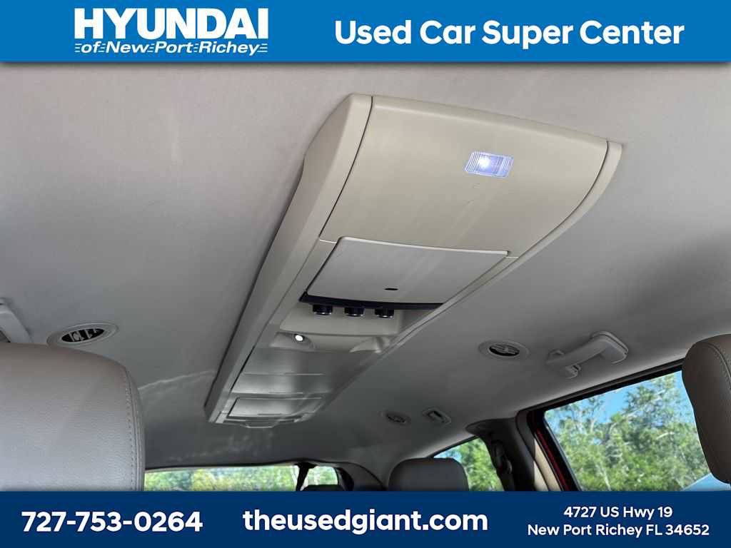 Used 2015 Chrysler Town & Country Touring image 8