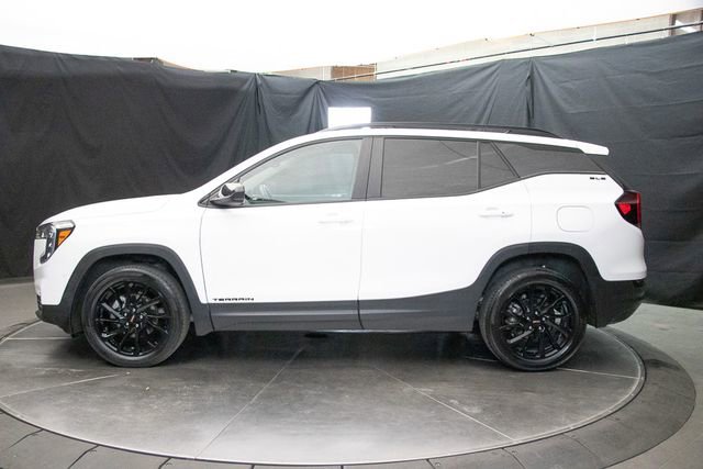 Used 2024 GMC Terrain SLE w/ Elevation Edition image 9
