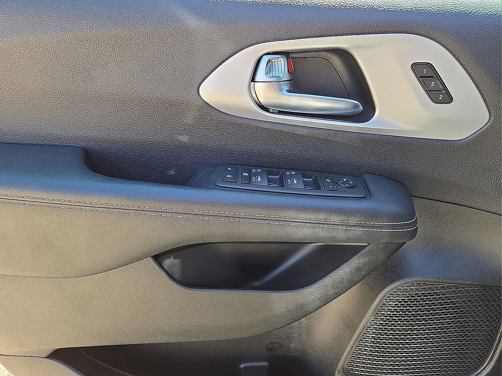 Used 2025 Chrysler Pacifica Limited image 22