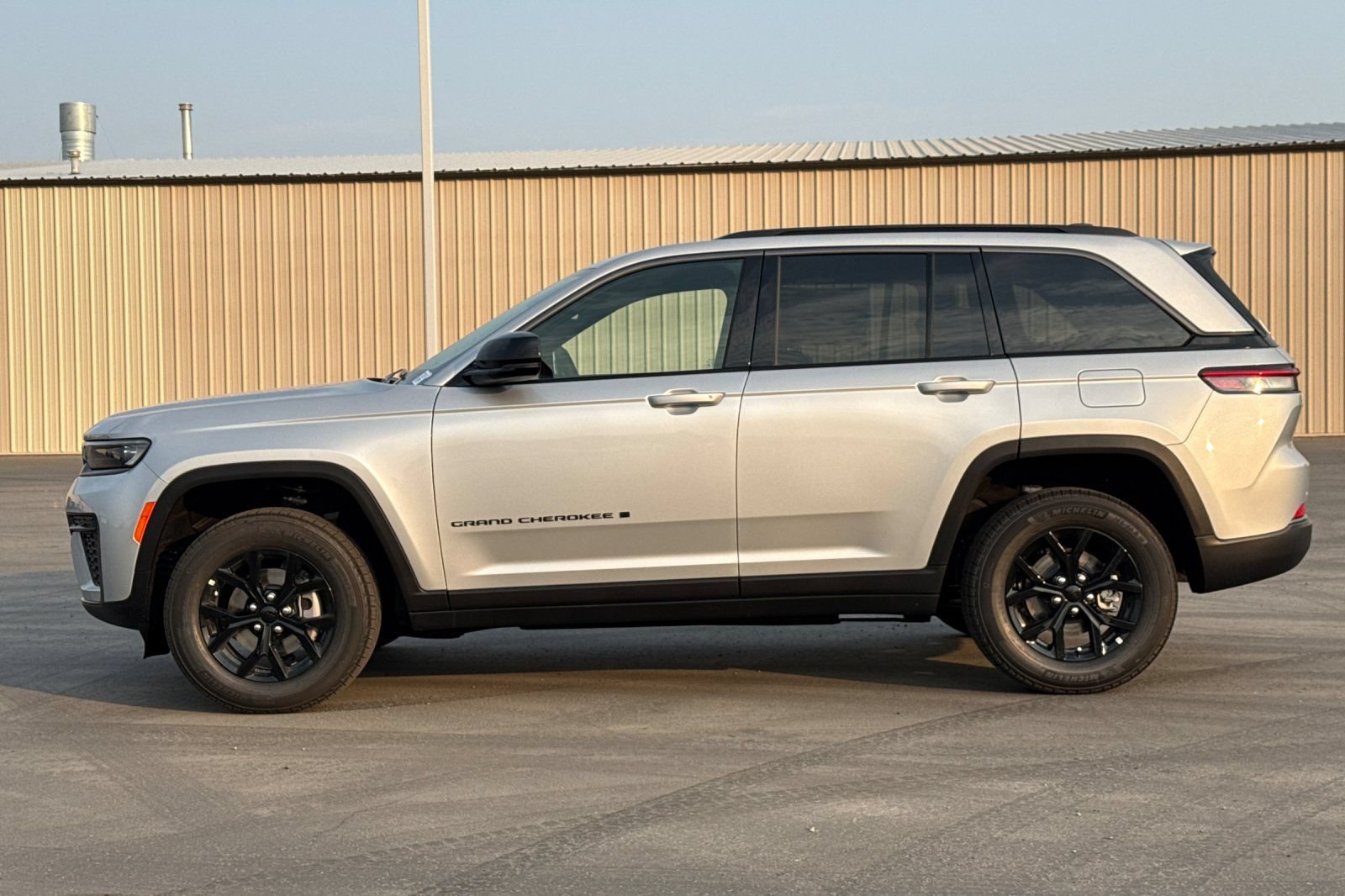 New 2026 Jeep Grand Cherokee Altitude AWD/4WD image 9