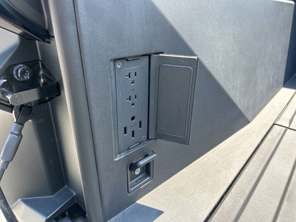 Used 2025 Tesla Cybertruck AWD Crew Cab image 43