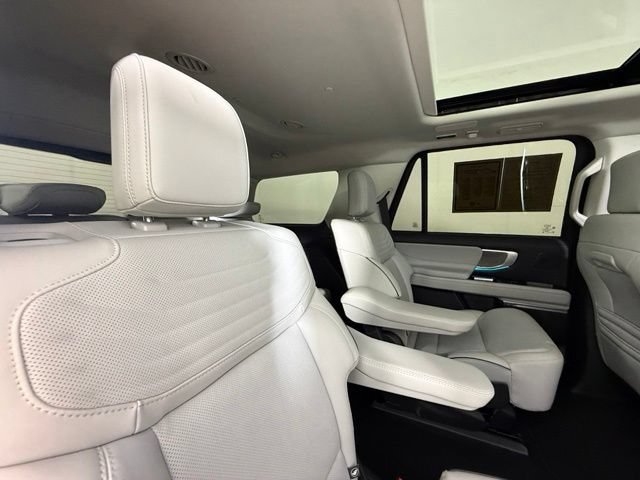 Used 2025 Ford Expedition Platinum w/ Platinum Ultimate Package AWD/4WD image 30