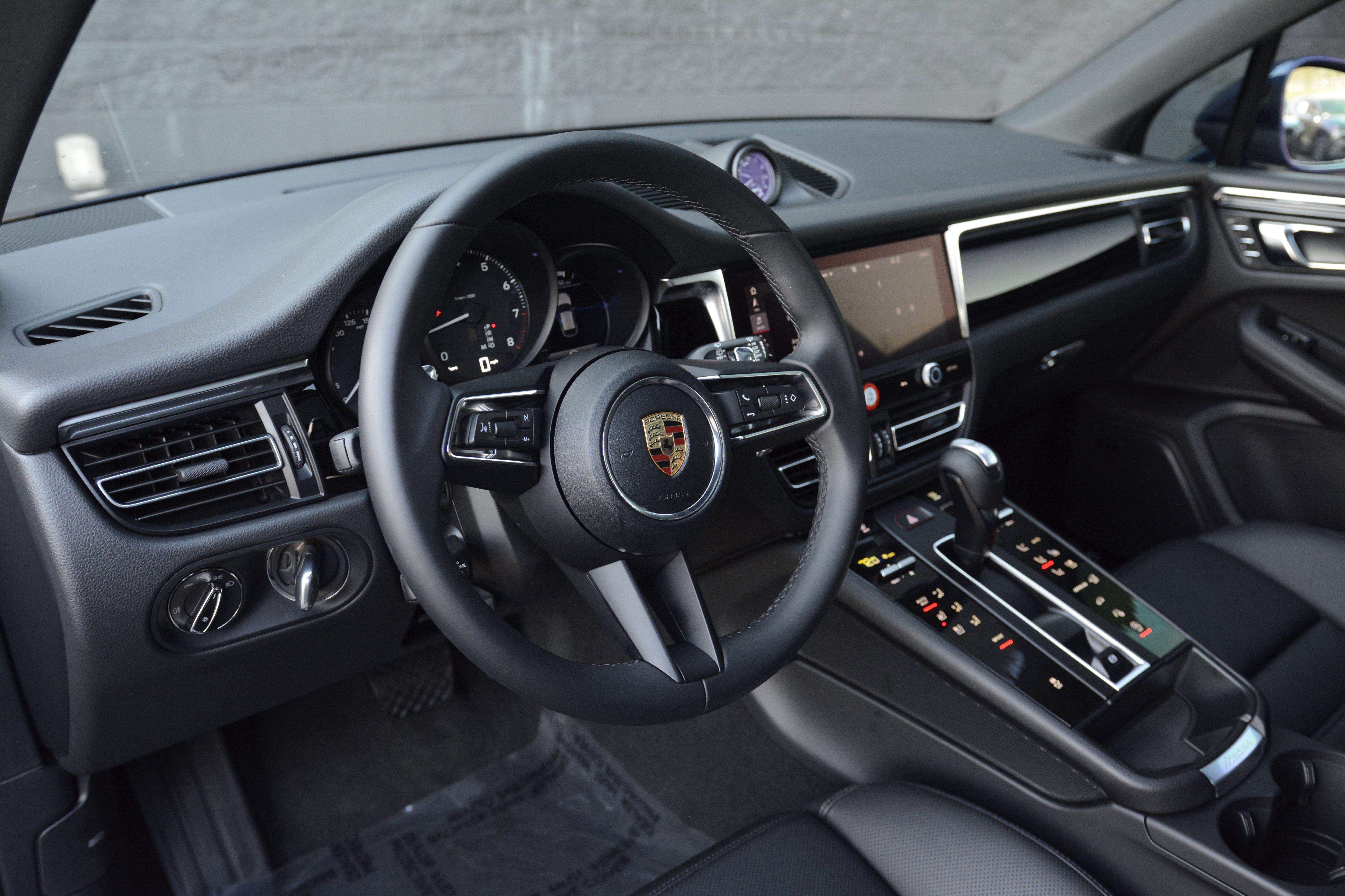 Certified 2026 Porsche Macan AWD/4WD image 17