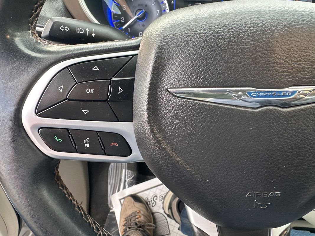 Used 2018 Chrysler Pacifica Touring-L FWD image 23