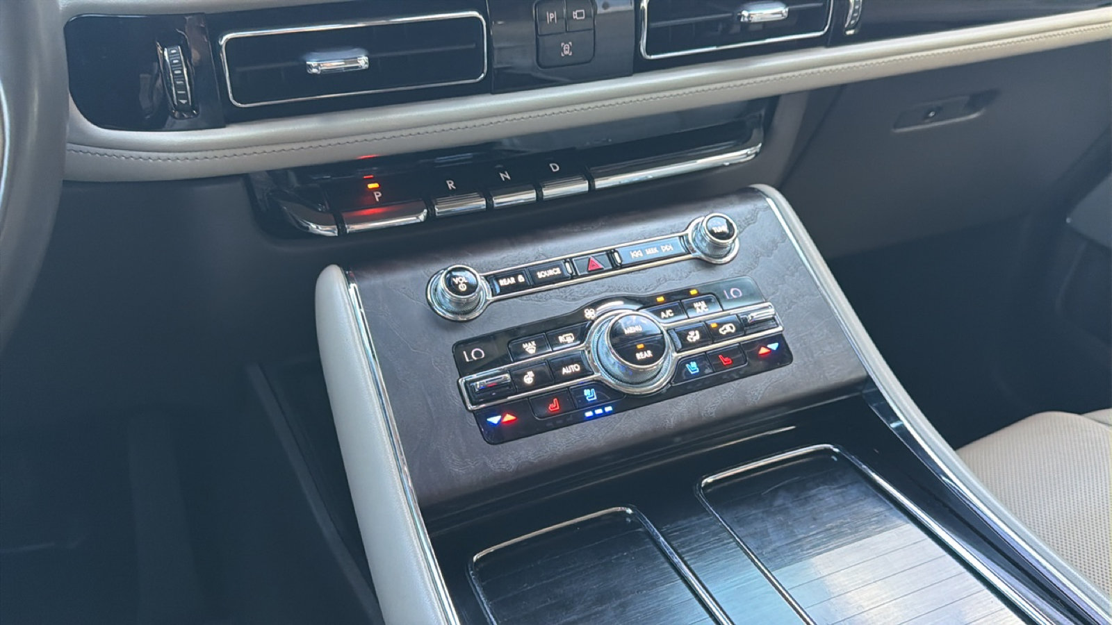 Used 2020 Lincoln Aviator Reserve w/ Equipment Group 201A RWD image 23