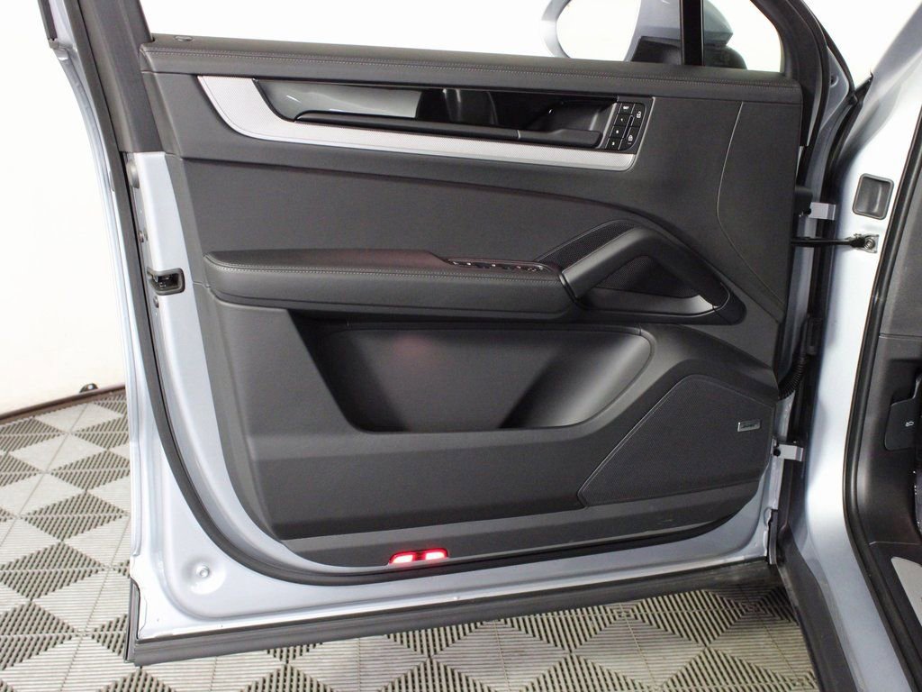Certified 2025 Porsche Cayenne Coupe image 15
