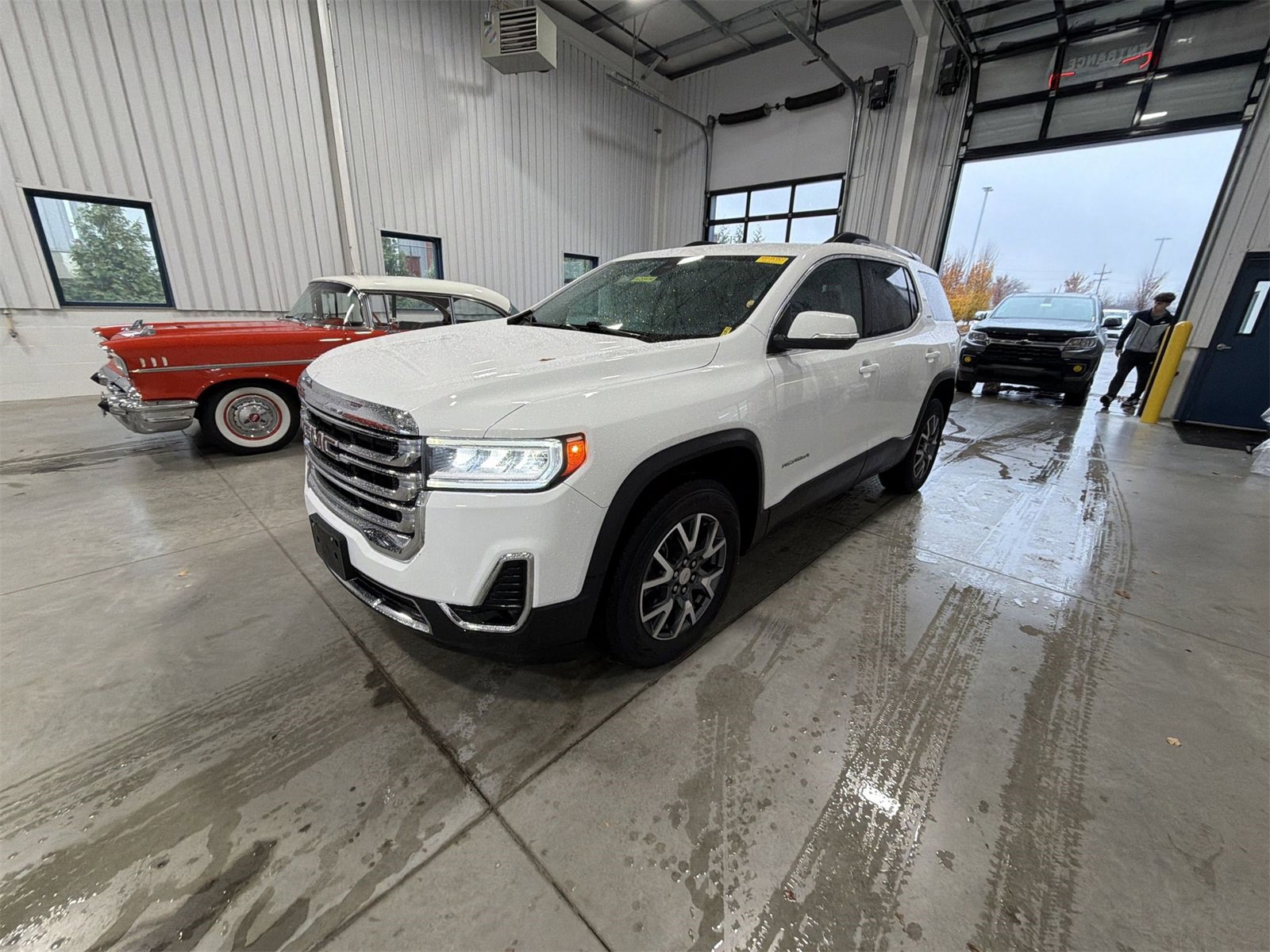 Used 2023 GMC Acadia SLT image 4
