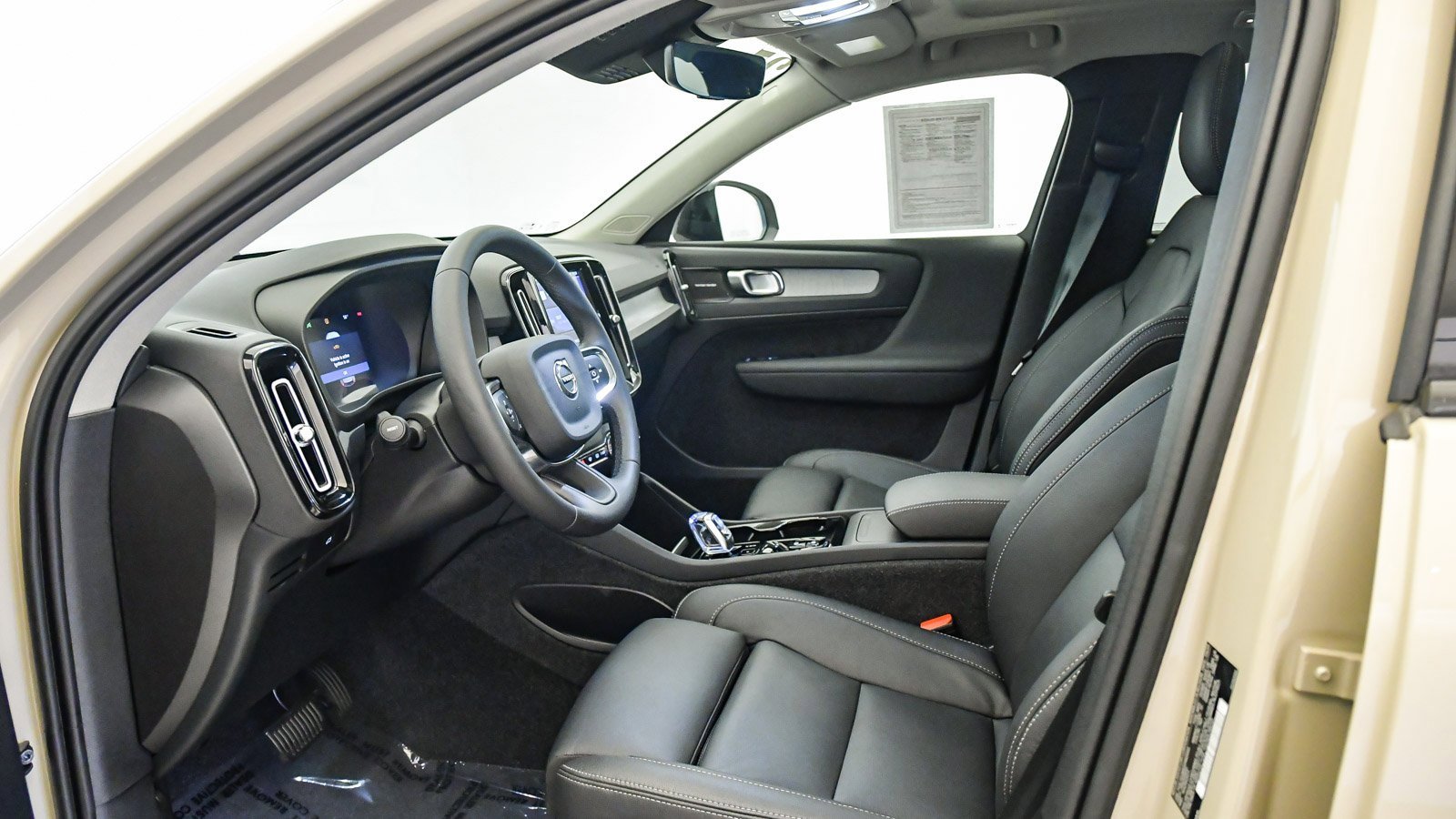 Certified 2025 Volvo XC40 B5 Ultra w/ Climate Package image 20