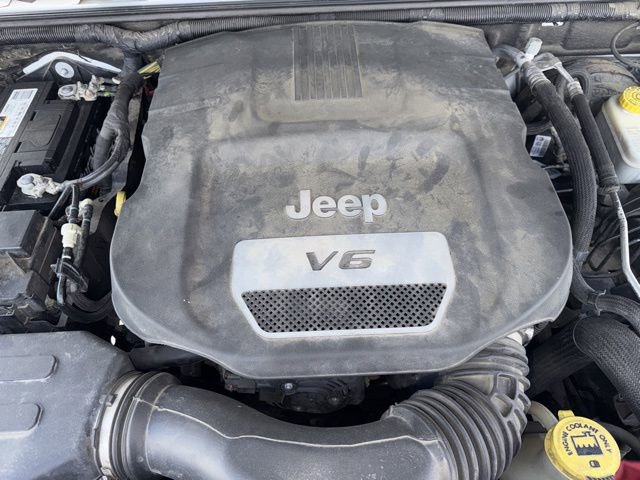 Used 2017 Jeep Wrangler Unlimited Sahara w/ Connectivity Group AWD/4WD image 28