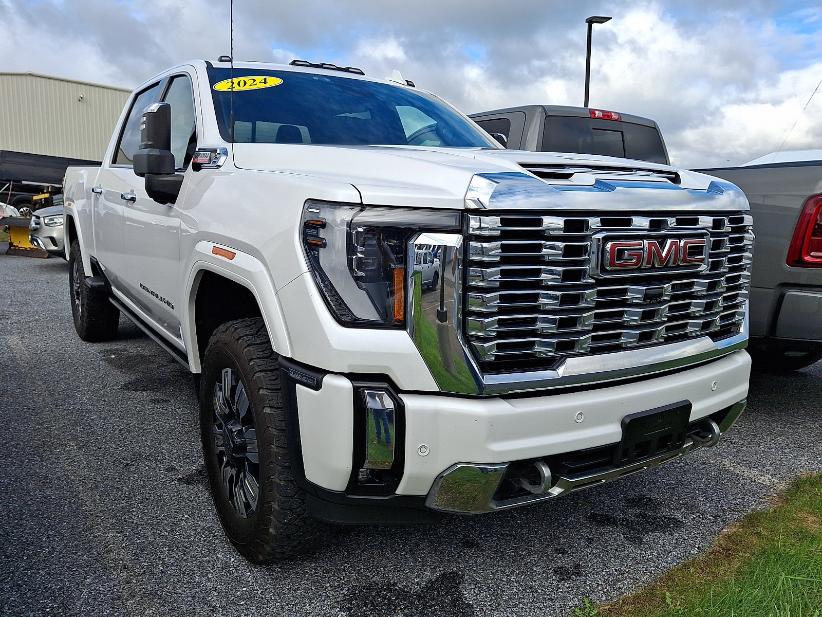 Used 2024 GMC Sierra 2500 Denali w/ Denali Reserve Package AWD/4WD image 1