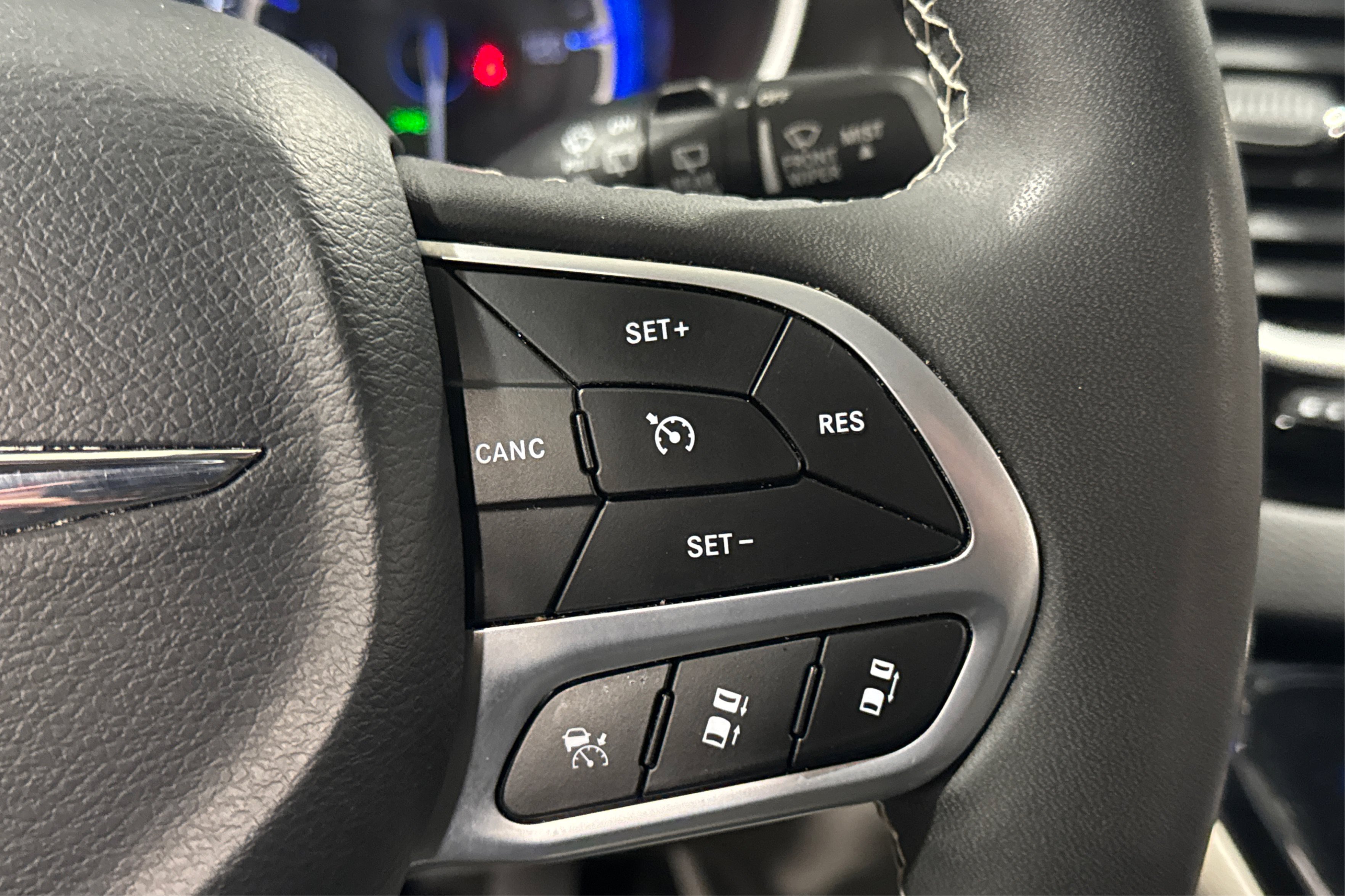 Used 2024 Chrysler Pacifica Touring-L FWD image 27