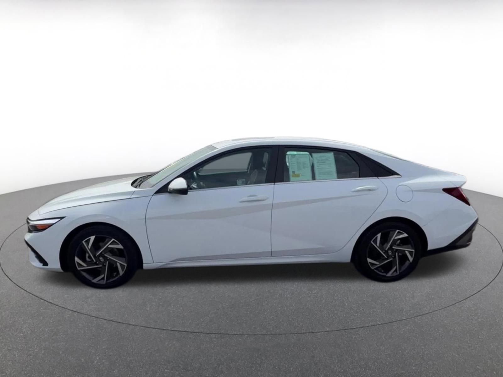 Used 2025 Hyundai Elantra Limited FWD image 9