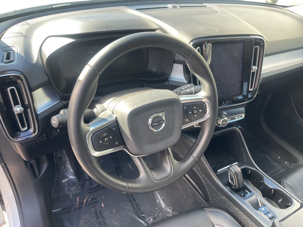 Used 2020 Volvo XC40 T5 Momentum image 10