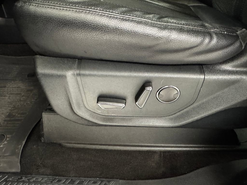 Used 2021 Ford Expedition Max Limited image 29