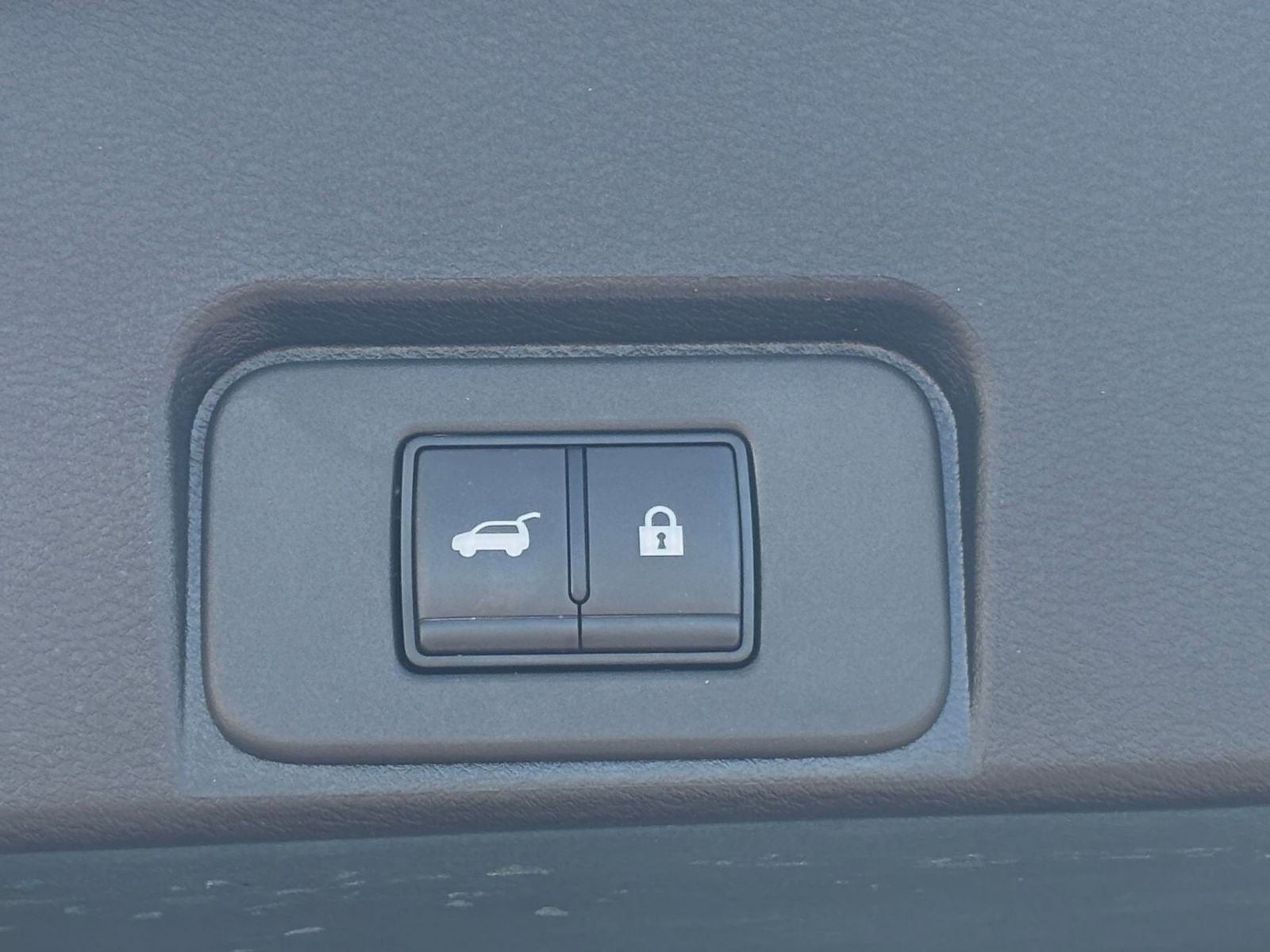 Used 2025 Nissan Rogue SV image 23