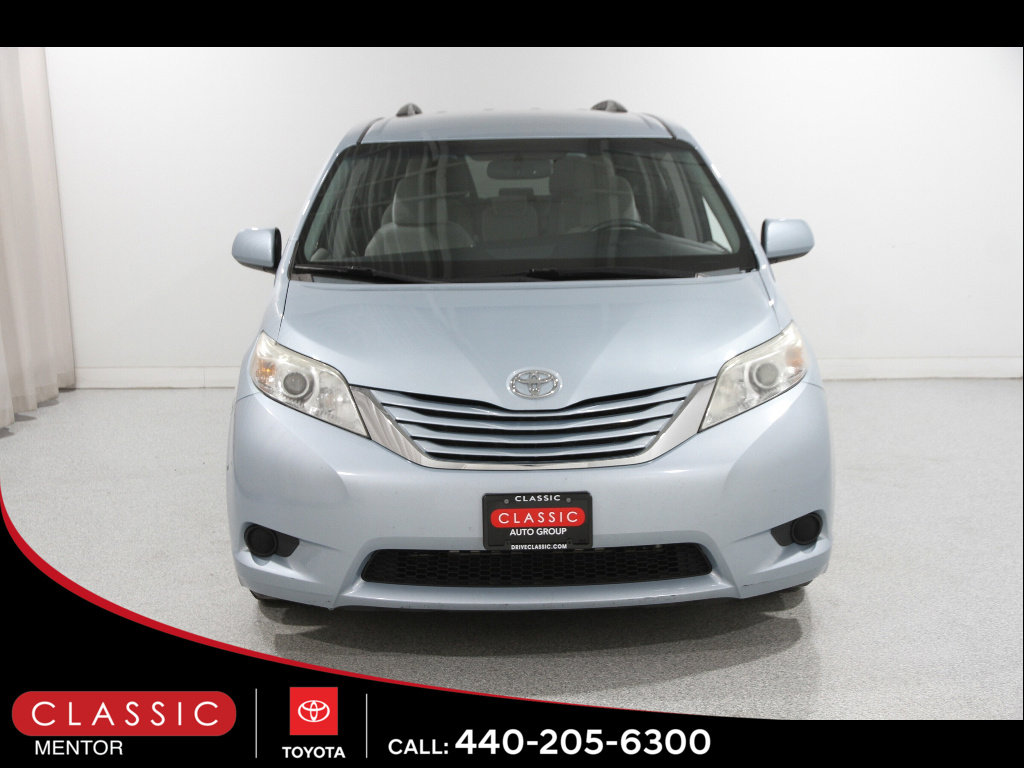 Used 2015 Toyota Sienna LE FWD image 2