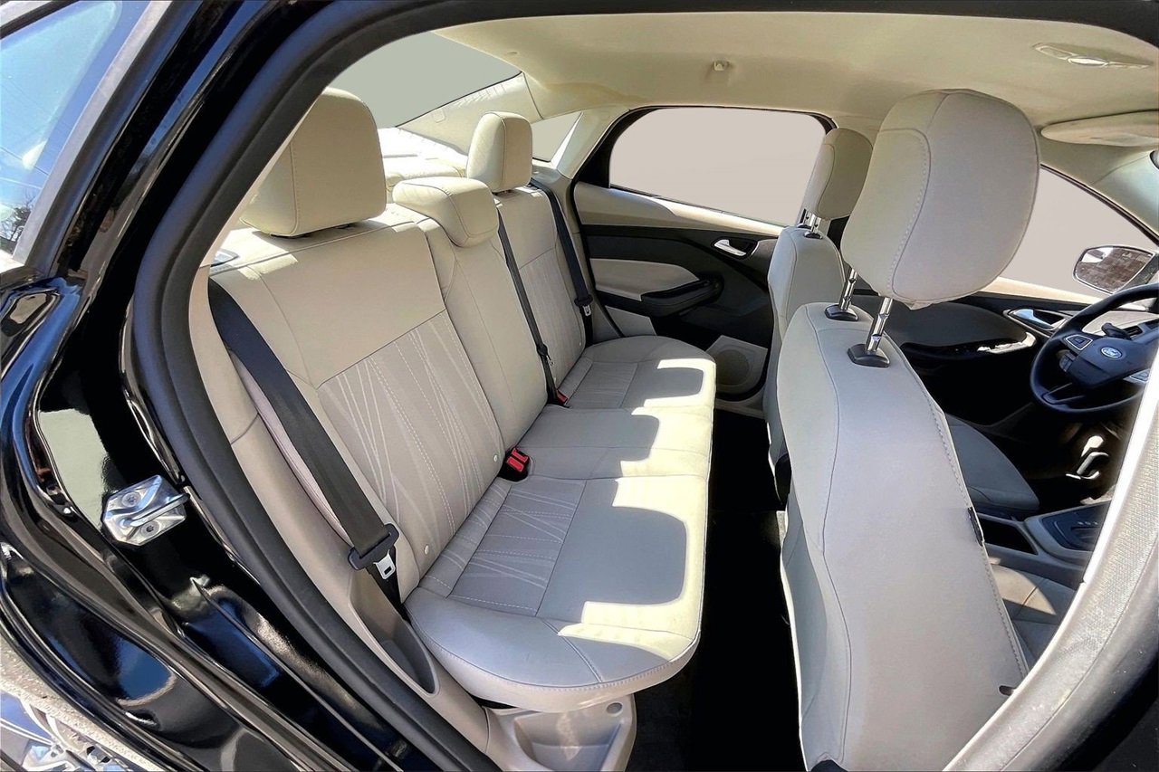 Used 2018 Ford Focus SE w/ SE Appearance Package image 23