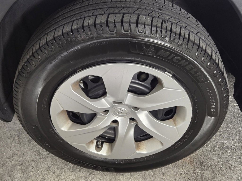 Used 2020 Toyota RAV4 LE image 11