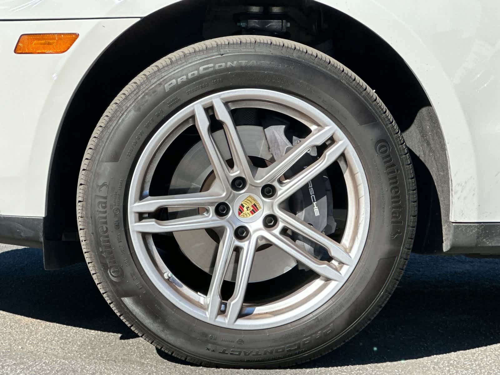 Certified 2025 Porsche Macan AWD/4WD image 30
