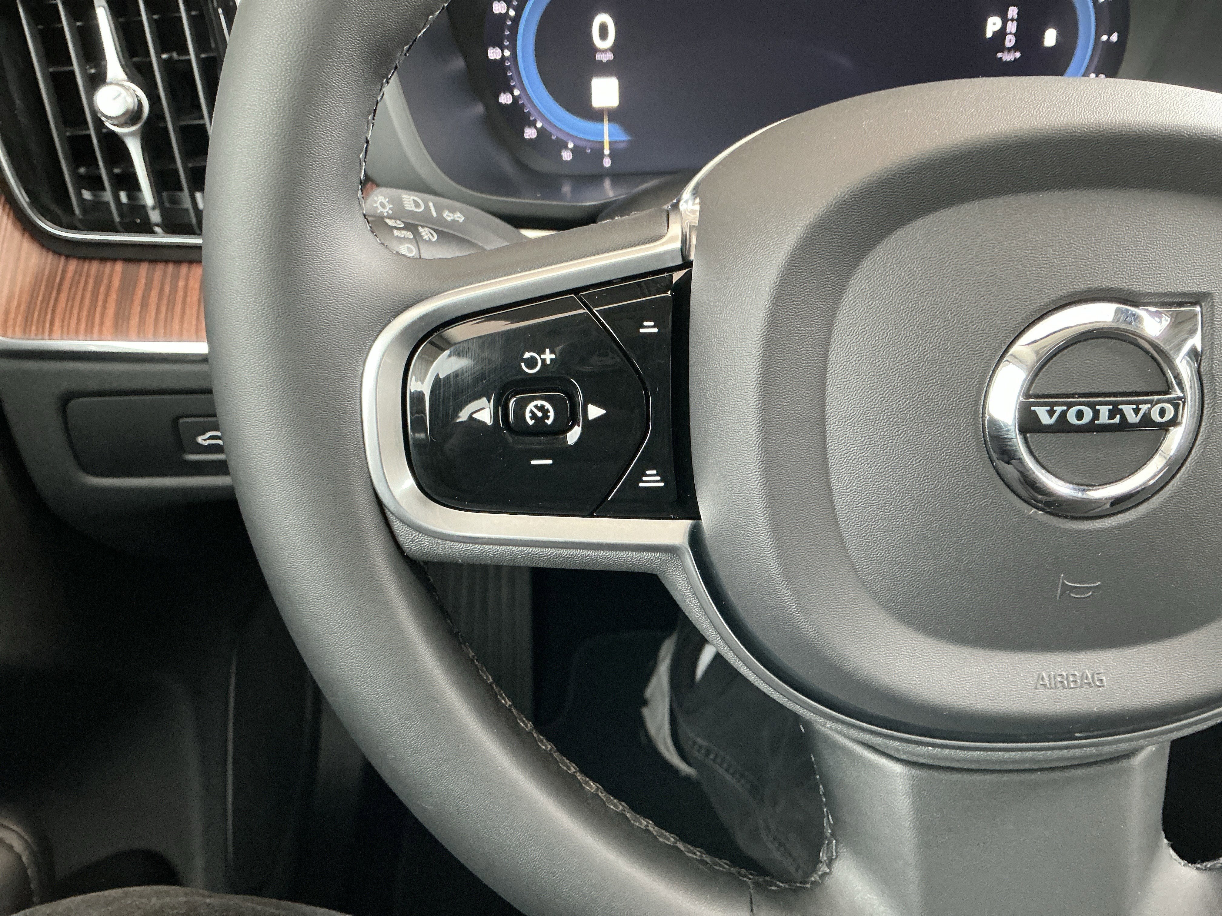 Used 2023 Volvo XC60 B5 Plus image 12