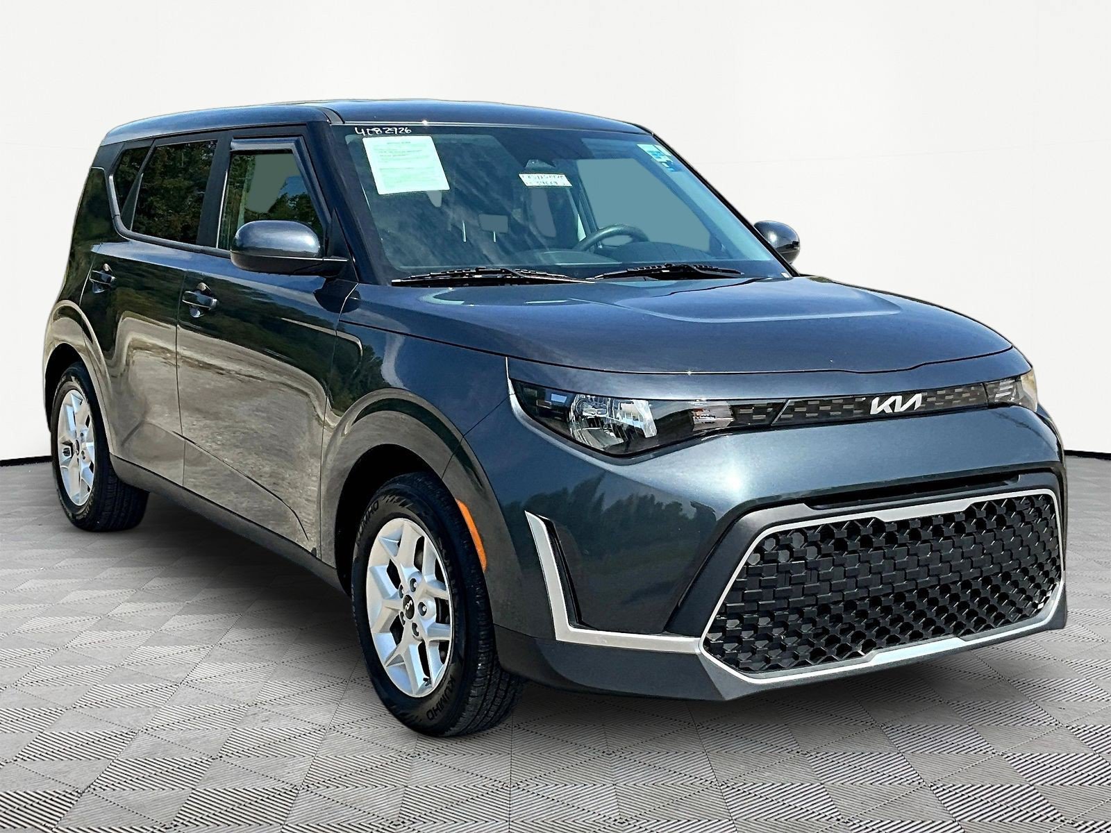 Used 2025 Kia Soul LX w/ LX Technology Package FWD image 3
