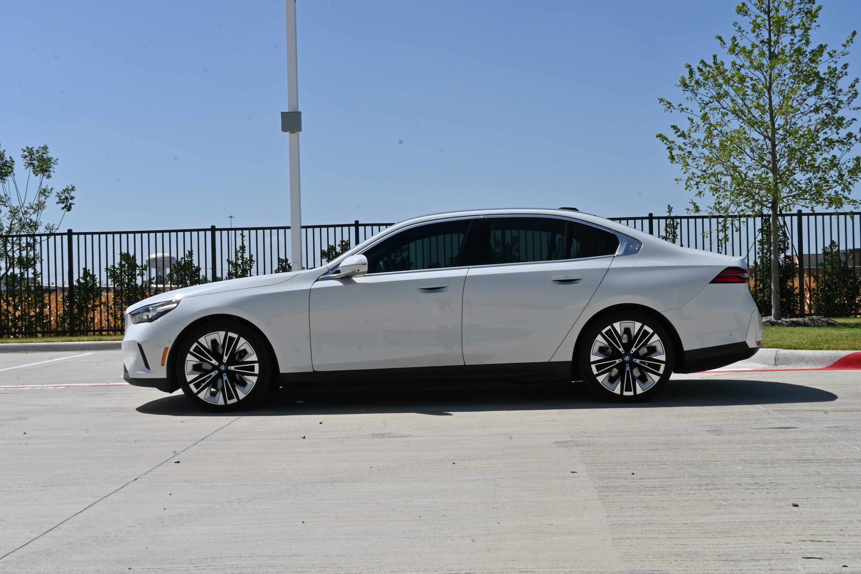 Used 2025 BMW i5 eDrive40i w/ Executive Package RWD image 6