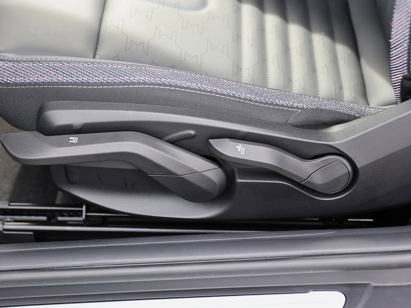 Used 2025 MINI Cooper 2-Door Hardtop image 14