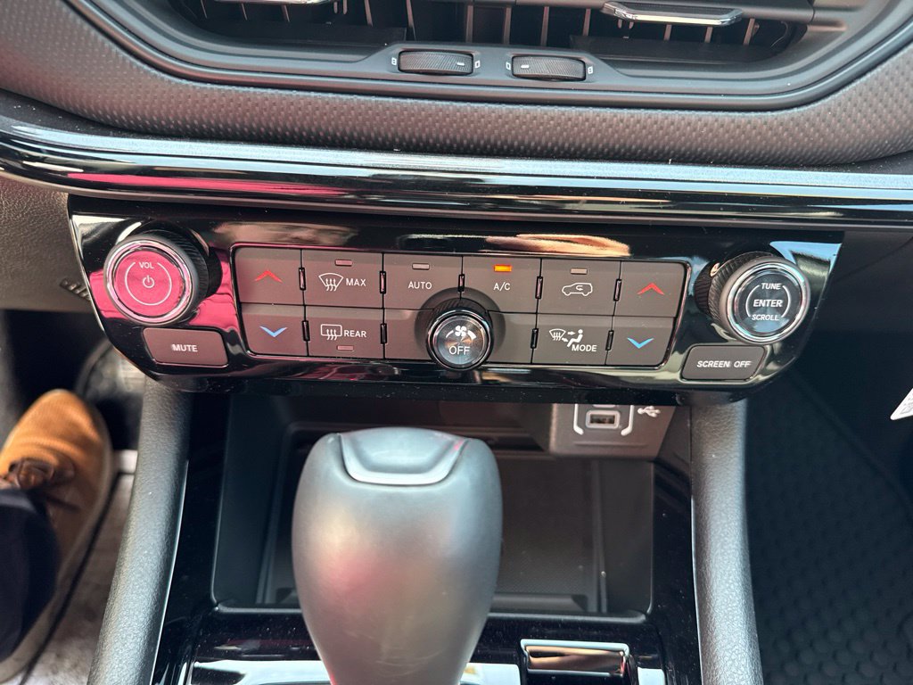 New 2026 Jeep Compass Latitude AWD/4WD image 18