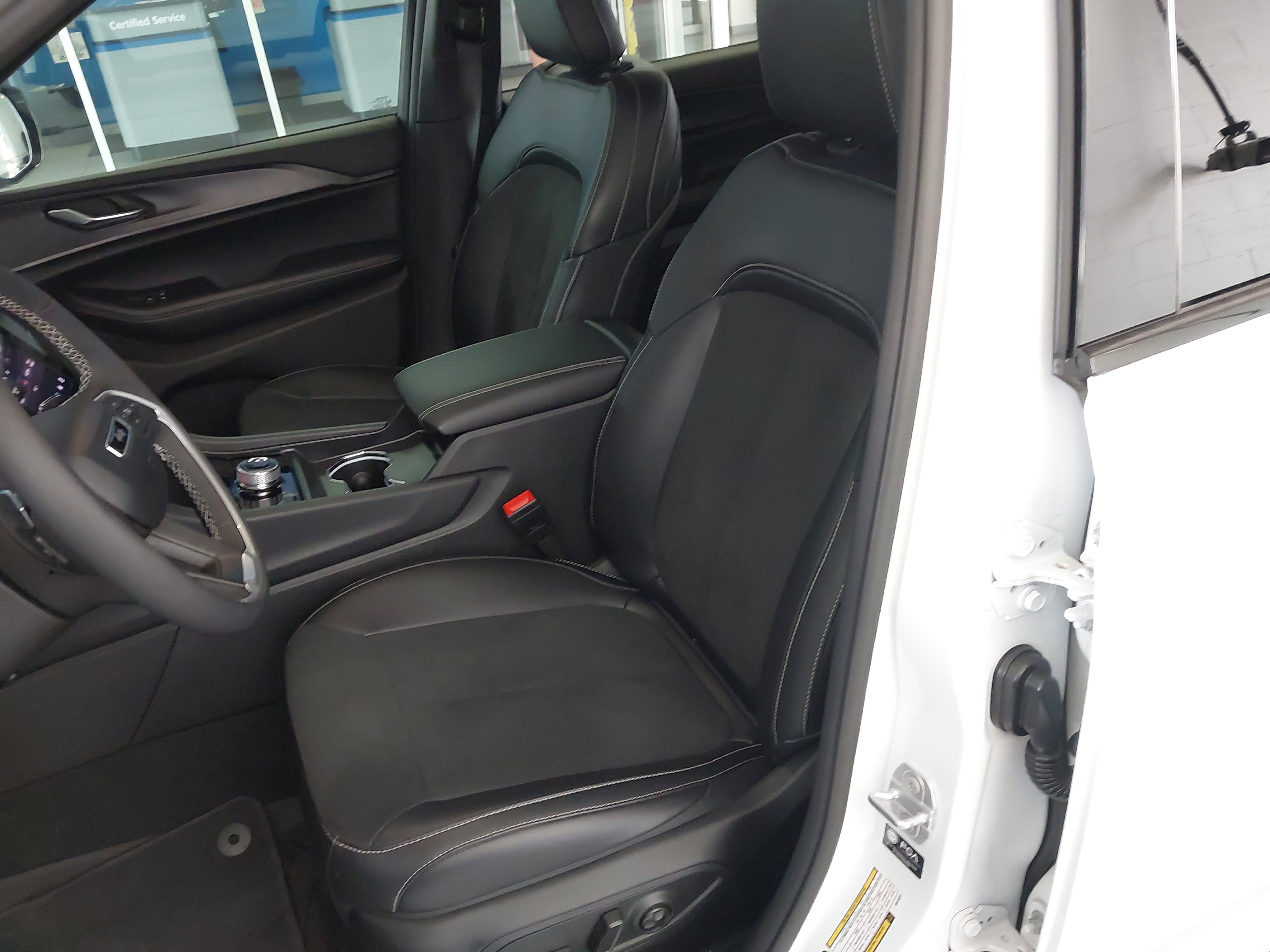 Used 2025 Jeep Grand Cherokee L Laredo image 23