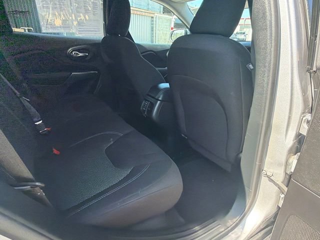 Used 2020 Jeep Cherokee Latitude FWD image 12