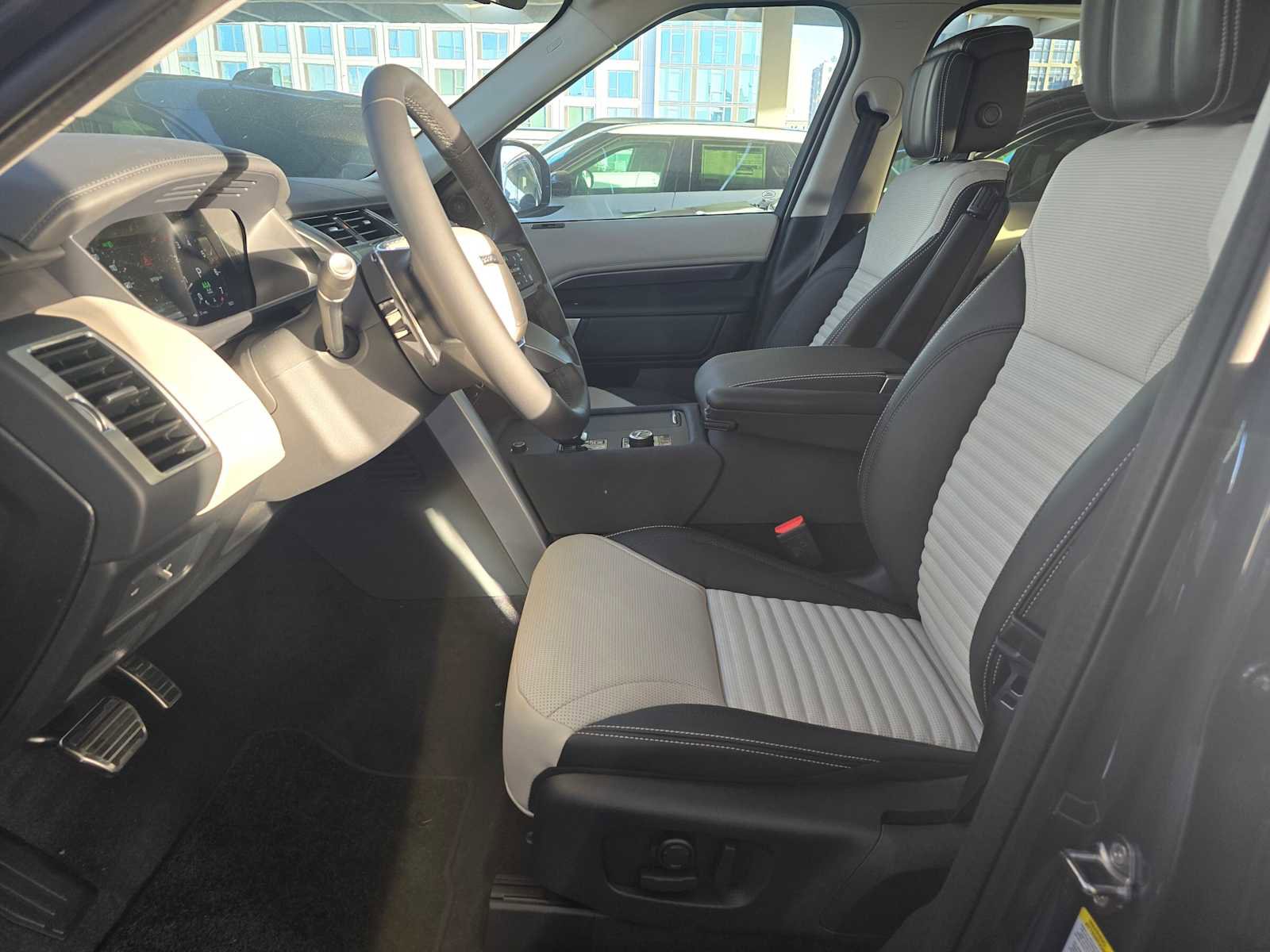 Used 2025 Land Rover Discovery Metropolitan Edition image 17