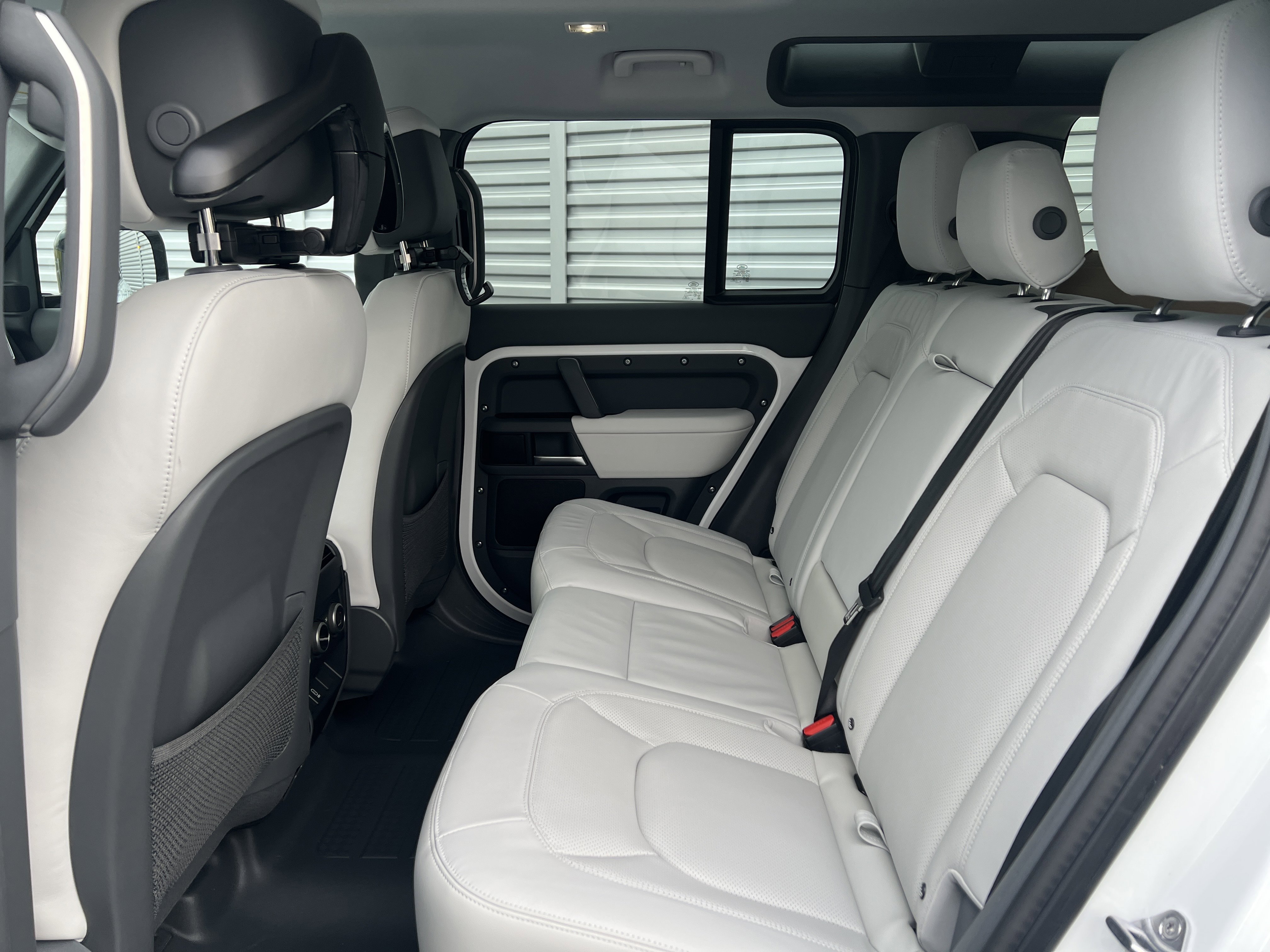 New 2026 Land Rover Defender 110 X-Dynamic SE image 8