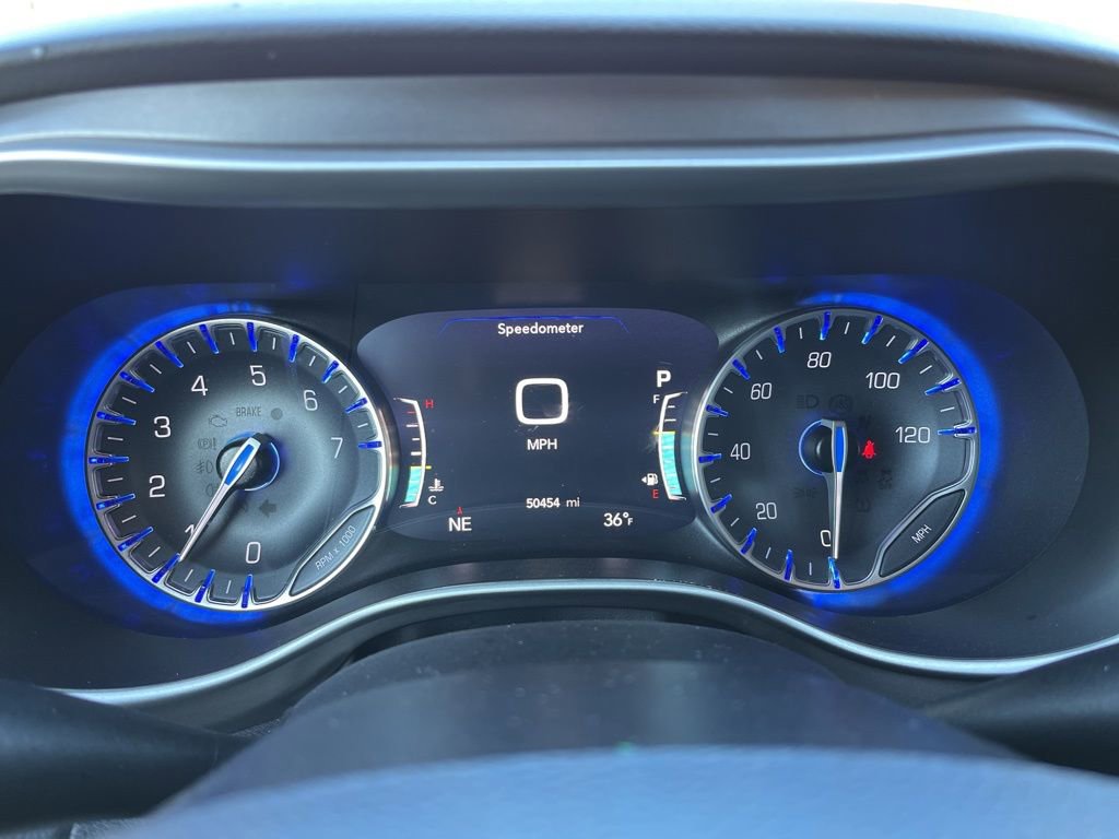 Used 2023 Chrysler Pacifica Touring-L image 9