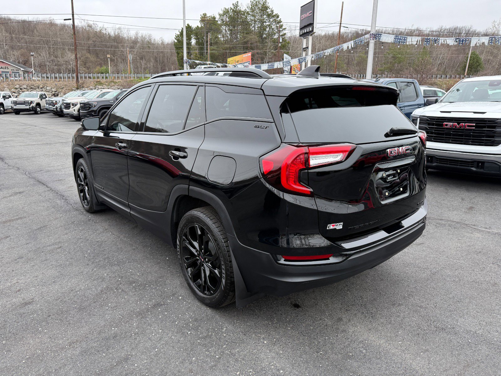 Used 2022 GMC Terrain SLT w/ Elevation Edition image 3