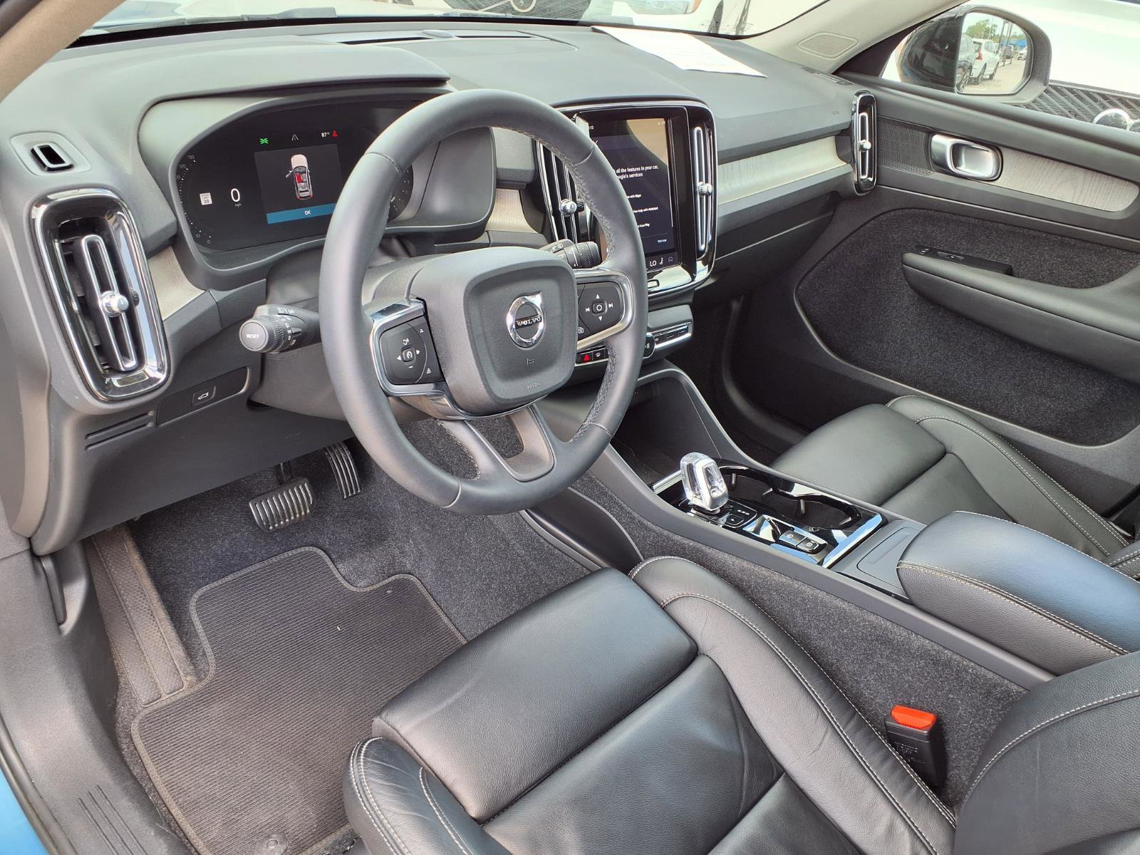 Used 2023 Volvo XC40 B5 Plus image 20