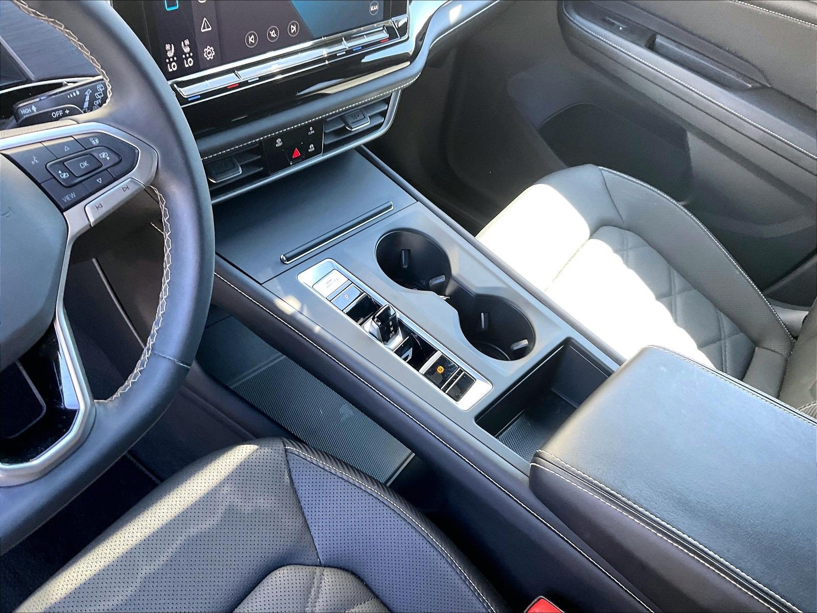 Certified 2024 Volkswagen Atlas Cross Sport SE FWD image 17