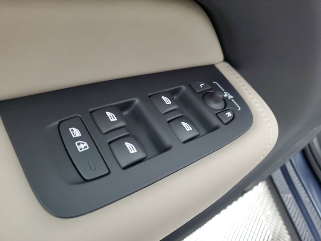 New 2026 Volvo XC60 B5 Plus w/ Climate Package image 21