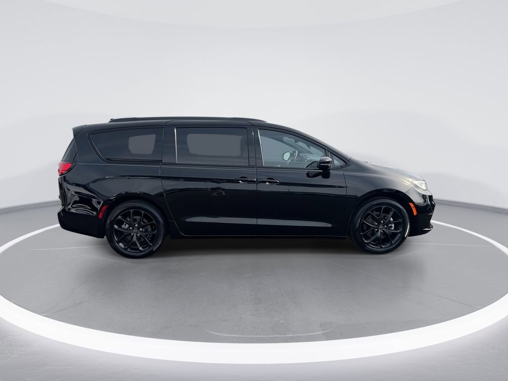 Used 2024 Chrysler Pacifica Touring-L w/ S Appearance Package FWD image 9